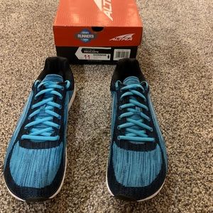 NWT. Size 11 women’s Altra Escalante Sneakers